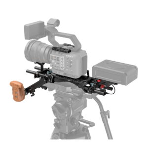 SmallRig_3459_Sony_FX6_Shoulder_Kit_005 SmallRig 3459 Sony FX6 Shoulder Kit on kuvassa asennettuna Sony-kameran, puisen sivukahvan, tarvikekiskojen ja ulkoisen monitorin kanssa jalustalle. Jotkin osat näkyvät häivytettyinä korostaakseen rig-järjestelmää.