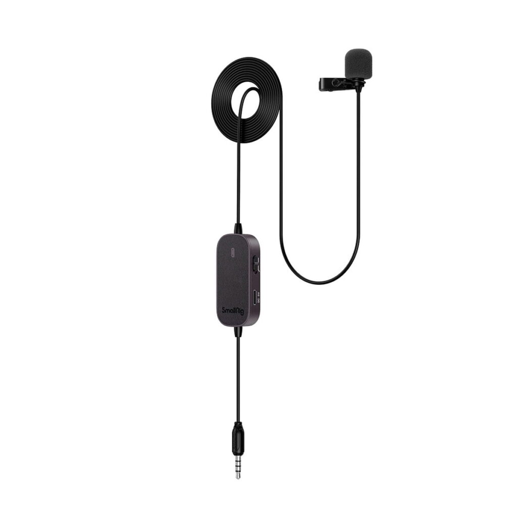 SmallRig_3467_Forevala_L20_Lavalier_Microphone_001 SmallRig 3467 Forevala L20 Lavalier-mikrofonissa on musta muotoilu, klipsi, pitkä kierretty kaapeli, inline-ohjauslaatikko ja 3,5 mm:n audioliitin.
