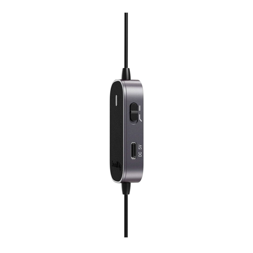 SmallRig_3467_Forevala_L20_Lavalier_Microphone_002 Sivukuva ohuesta, metallinharmaasta SmallRig 3467 Forevala L20 Lavalier-mikrofonista, jossa on painikkeet, USB-C-portti, molemmista päistä kiinnitetty kaapeli, musta sivupaneeli ja "AG 03"-merkintä portin lähellä.
