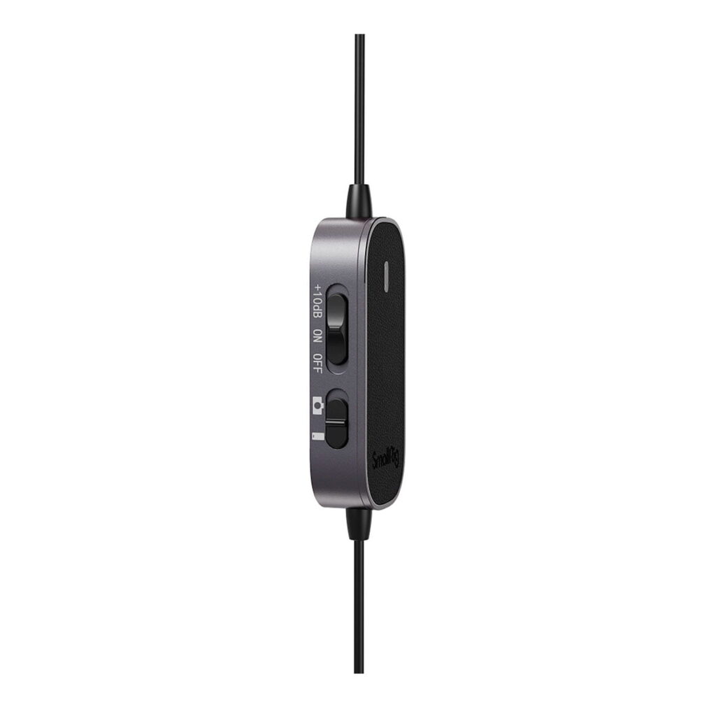 SmallRig_3467_Forevala_L20_Lavalier_Microphone_003 Lähikuva SmallRig 3467 Forevala L20 Lavalier-mikrofonin kaapelissa olevasta mustahopeasta inline-kaukosäätimestä, jossa on kytkin, jossa on merkintä 1-BOB ja ON/OFF-asennot sekä pieni painike kytkimen yläpuolella.