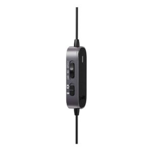 SmallRig_3467_Forevala_L20_Lavalier_Microphone_003 Lähikuva SmallRig 3467 Forevala L20 Lavalier-mikrofonin kaapelissa olevasta mustahopeasta inline-kaukosäätimestä, jossa on kytkin, jossa on merkintä 1-BOB ja ON/OFF-asennot sekä pieni painike kytkimen yläpuolella.