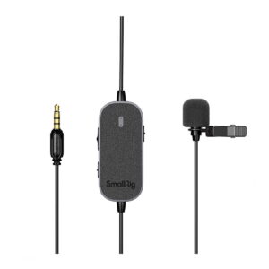 SmallRig_3467_Forevala_L20_Lavalier_Microphone_005 SmallRig 3467 Forevala L20 Lavalier-mikrofonissa on 3,5 mm:n ääniliitäntä, in-line-säätömoduuli, vaahtomuovinen tuulisuoja, klipsimikrofoni ja mustat liitäntäkaapelit.