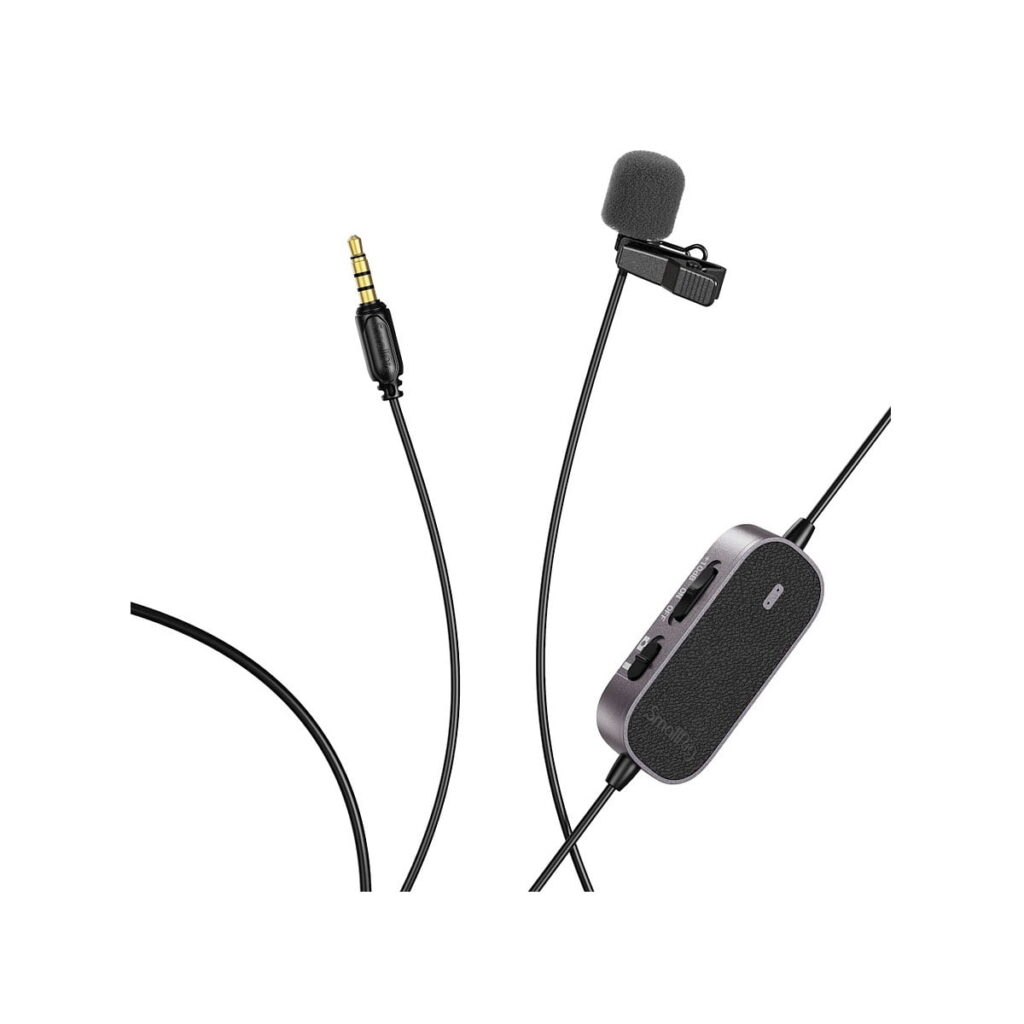 SmallRig_3467_Forevala_L20_Lavalier_Microphone_006 SmallRig 3467 Forevala L20 Lavalier-mikrofoni on musta kiinnitettävä mikrofoni, jossa on vaahtomuovinen tuulisuoja, langallinen ohjausyksikkö painikkeilla ja 3,5 mm:n ääniliitäntä, kuvassa valkoisella pohjalla.