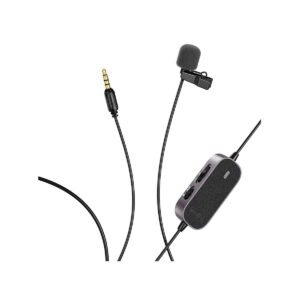 SmallRig_3467_Forevala_L20_Lavalier_Microphone_006 SmallRig 3467 Forevala L20 Lavalier-mikrofoni on musta kiinnitettävä mikrofoni, jossa on vaahtomuovinen tuulisuoja, langallinen ohjausyksikkö painikkeilla ja 3,5 mm:n ääniliitäntä, kuvassa valkoisella pohjalla.