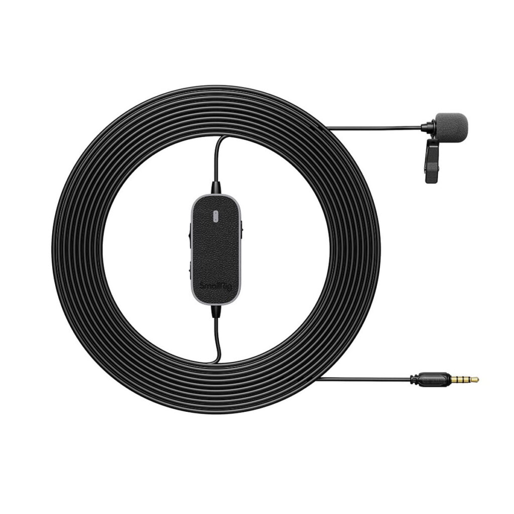 SmallRig_3467_Forevala_L20_Lavalier_Microphone_008 SmallRig 3467 Forevala L20 Lavalier-mikrofoni on musta, ja siinä on pitkä kierretty kaapeli, inline-säätömoduuli, 3,5 mm:n audioliitin, vaahtomuovinen tuulisuoja ja vaateklipsi.