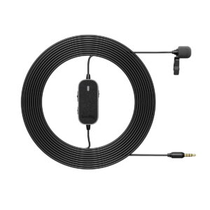 SmallRig_3467_Forevala_L20_Lavalier_Microphone_008 SmallRig 3467 Forevala L20 Lavalier-mikrofoni on musta, ja siinä on pitkä kierretty kaapeli, inline-säätömoduuli, 3,5 mm:n audioliitin, vaahtomuovinen tuulisuoja ja vaateklipsi.