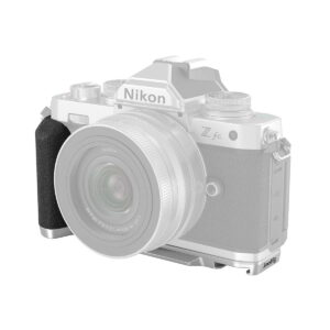 Nikon Z fc -peilitön kamera, jossa on hopeanvärinen runko ja musta SmallRig 3480 L-muotoinen kahva, jossa on irrotettava objektiivi, on esillä valkoisella taustalla.
