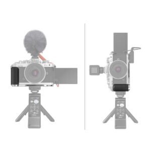 SmallRig_3480_L-Shape_Grip_For_Nikon_Z_fc_Camera_004 Kaksi Nikon Z fc -kameraa, joissa on SmallRig 3480 L-muotoiset kahvat, ovat jalustoilla, kuvassa edestä ja sivulta. Kummassakin on ulosvedettävä näyttö; toisessa on mikrofoni ylhäällä ja toisessa LED-valo sivulla. Molemmissa jalustoissa on kiinnitetyt kaukosäätimet.