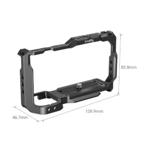 SmallRig_3531_Cage_for_Sony_ZV-E10_002 SmallRig Cage for Sony ZV-E10 3531 on musta metallinen kamerahäkki, jonka mitat ovat 128,9 mm leveys, 82,8 mm korkeus ja 46,7 mm syvyys ja jossa on kiinnityspisteet ja ruuvi kameran turvallista kiinnittämistä varten.