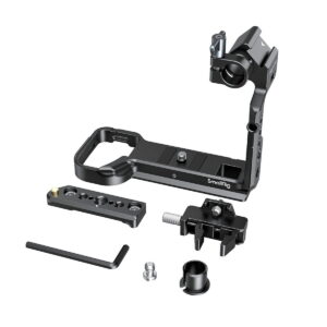 SmallRig Half Cage for Sony FX3 3278, musta metallinen kamerahäkki, jossa on irrotettavia osia, kuten kiinnityslevy, ruuveja, kuusiokoloavain ja lisävarusteita, näkyy valkoisella pohjalla.