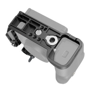 Ylhäältä alaspäin suuntautuva näkymä SmallRig Half Cage for Sony FX3 3278 -kameraan kiinnitetystä SmallRig Half Cage -kamerasta, jossa korostuvat musta metallinen kiinnityskannatin, useita kiinnityspisteitä sekä lokerot kahvassa ja akun luukun vieressä.