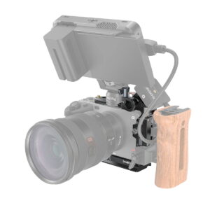 SmallRig Half Cage for Sony FX3 3278 -malliin mahtuu digitaalikamera, jossa on suuri objektiivi, ja siinä on puinen sivukahva sekä kameran yläpuolelle asennettu ja kaapelilla liitetty ulkoinen näyttö.