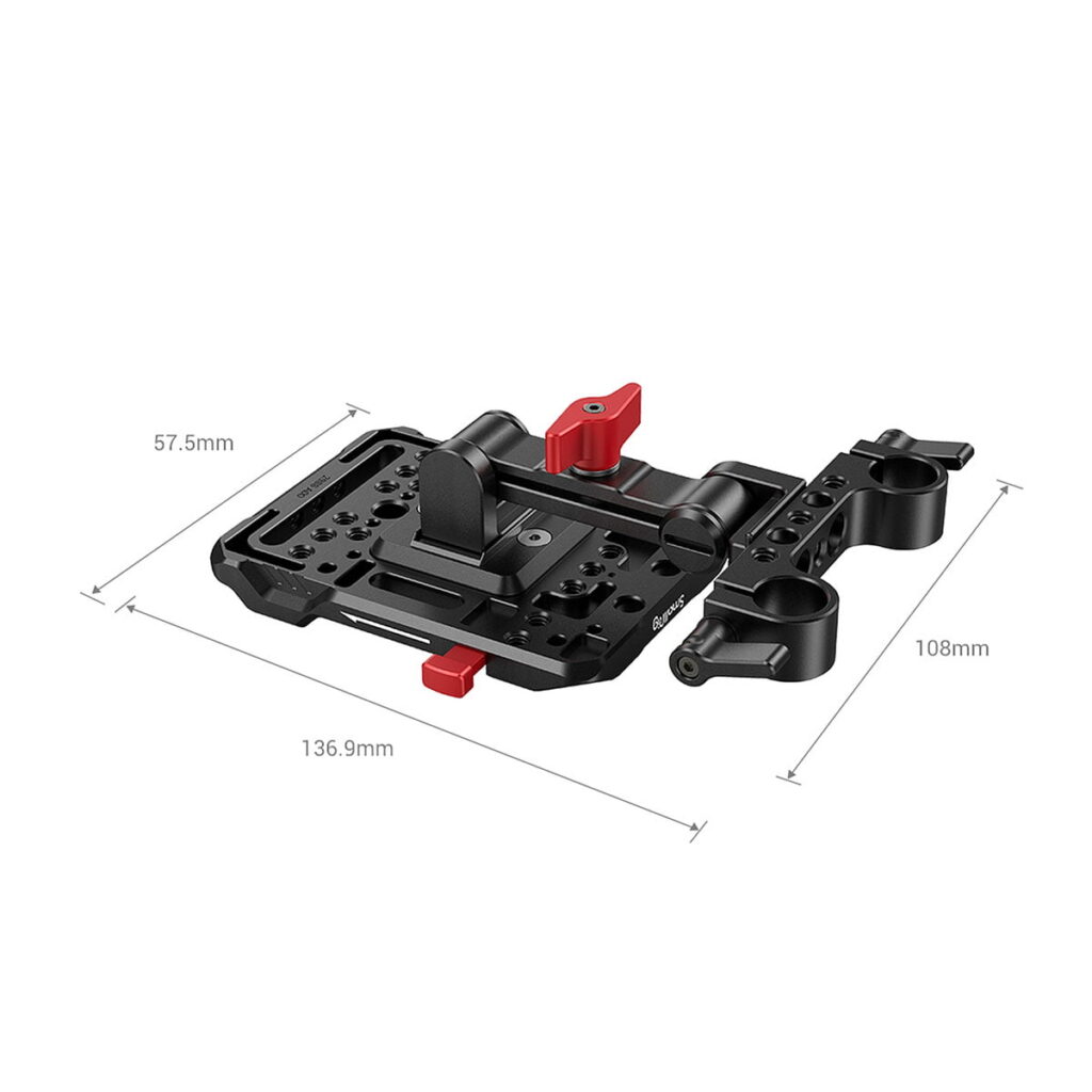 SmallRig_V_Mount_Battery_Plate_with_Adjustable_Arm_2991_002 SmallRig 2991 V-Mount Battery Plate with Adjustable Arm on musta metallilevy, jossa on punaiset nupit, useita kiinnitysreikiä, merkityt mitat (57,5 mm leveä, 136,9 mm pitkä) ja säädettävä varsi, joka ulottuu 108 mm:iin.