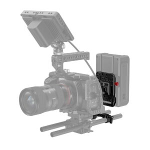 SmallRig_V_Mount_Battery_Plate_with_Adjustable_Arm_2991_005 SmallRig 2991 V-Mount Battery Plate with Adjustable Arm on asennettu ammattimaiseen videokameralaitteistoon, jossa on monitori, objektiivi, akkupaketti ja tukitangot, ja siinä esitellään kuvaustarvikkeita valkoisella pohjalla.