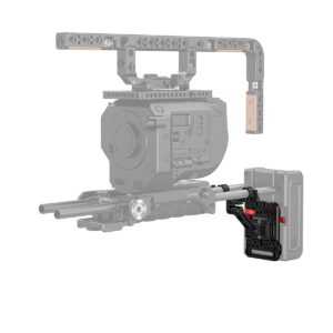 SmallRig_V_Mount_Battery_Plate_with_Adjustable_Arm_2991_007 Kamerarigissä on harmaa, puoliksi läpinäkyvä SmallRig 2991 V-Mount -akkulevy säädettävällä varrella, joka ulottuu sivusta ja korostaa sen mustaa ja punaista muotoilua.