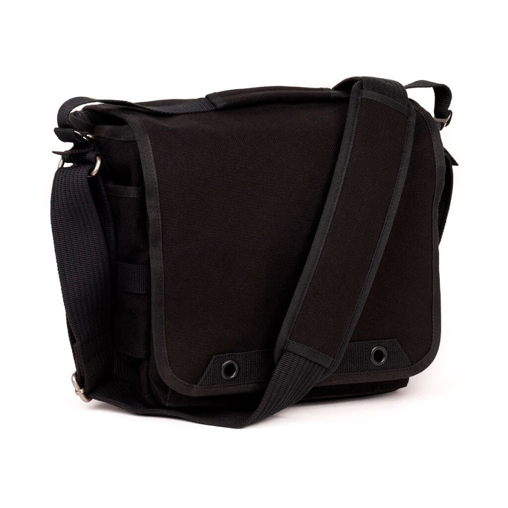 Think_Tank_Retrospective_10_V2_0-Musta_001 Think Tank Retrospective 10 V2.0 - Black is a black messenger bag with a long adjustable shoulder strap and a flap closure with two metal flaps at the bottom.
