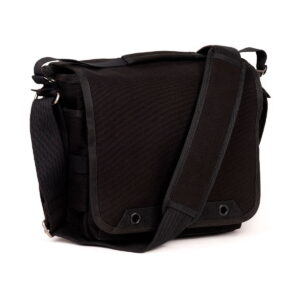 Think_Tank_Retrospective_10_V2_0-Musta_001 Think Tank Retrospective 10 V2.0 - Black is a black messenger bag with a long adjustable shoulder strap and a flap closure with two metal flaps at the bottom.