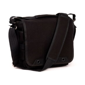 Think_Tank_Retrospective_20_V2_0-Musta_001 Think Tank Retrospective 20 V2.0 - Black is a black messenger bag with a long adjustable shoulder strap and a front flap secured by two small flaps at the corners.