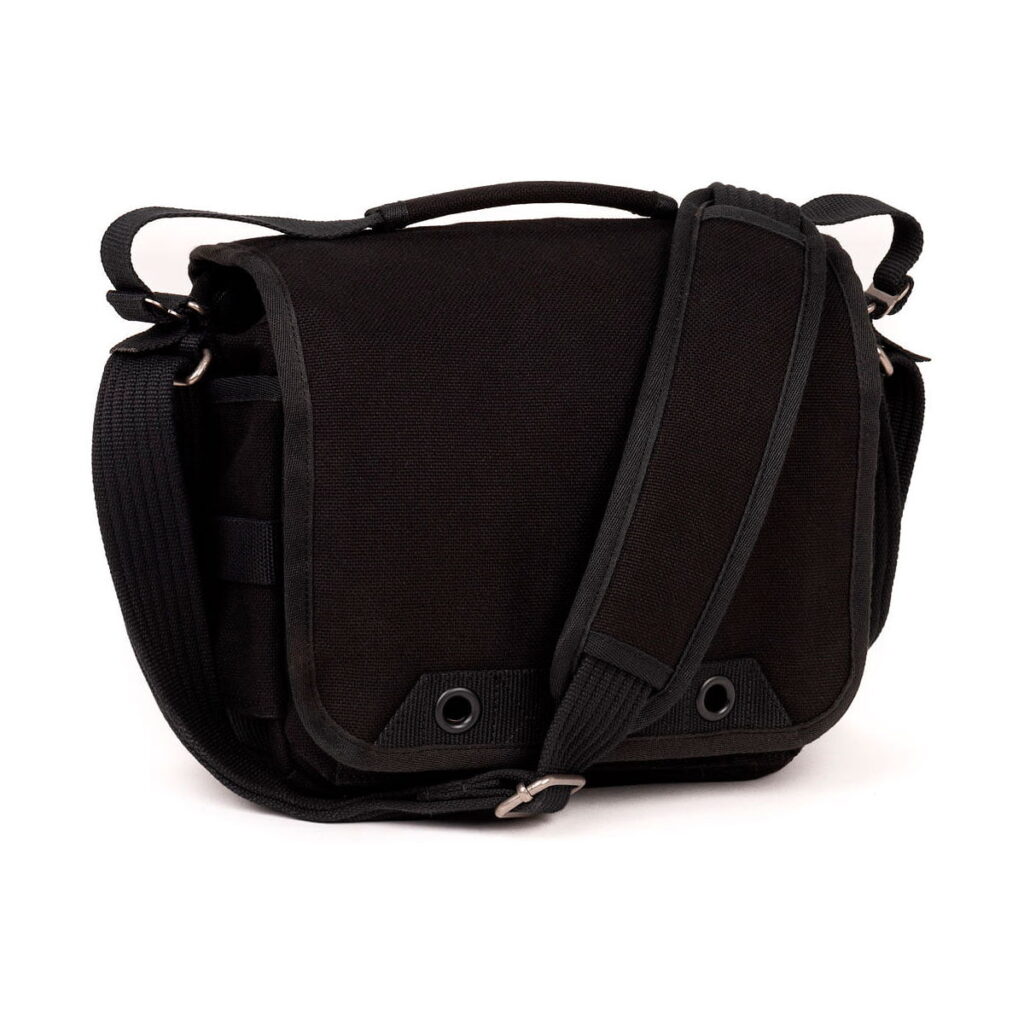 Think_Tank_Retrospective_5_V2_0-Musta_001 Think Tank Retrospective 5 V2.0 - Black is a black messenger bag with top handle, adjustable shoulder strap and two metal flaps on the front flap on a white background.