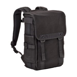 Think Tank Retrospective Backpack 15 -kamerareppu, musta, sisältää pehmustetut olkahihnat, etuläpän, jossa on kaksi solkea ja nepparipainikkeet, sekä useita ulkotaskuja, jotka näkyvät tavallisella valkoisella pohjalla.