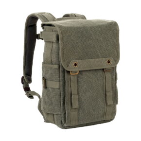 Think_Tank_Retrospective_Backpack_15-Pinestone_001 Think Tank Retrospective Backpack 15 -kamerareppu pinestone -värisessä repussa on kankainen läppäkansi, metalliset läpiviennit, solkisuljenta, säädettävät olkahihnat ja sivutaskut valkoisella pohjalla.