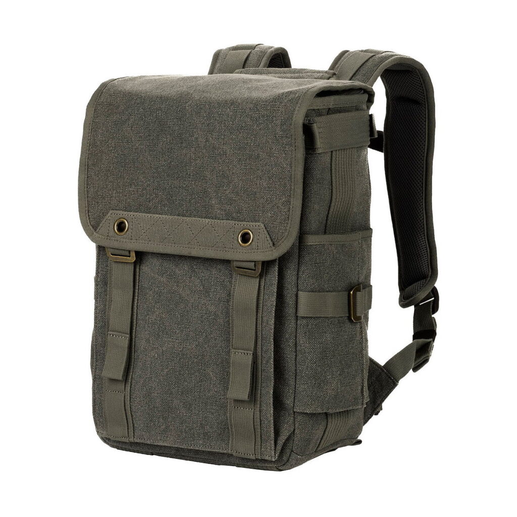 Think Tank Retrospective Backpack 15 -kamerareppu pinestone-mustassa, jossa on läppäkansi, solkihihnat, sivutaskut, pehmustetut olkahihnat ja metalliset läpivientikoristeet. Kuvassa valkoista taustaa vasten.