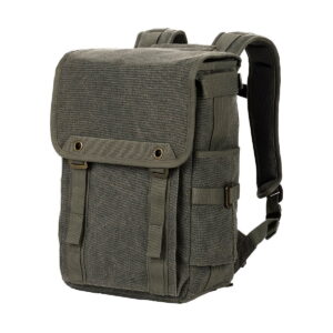 Think Tank Retrospective Backpack 15 -kamerareppu pinestone-mustassa, jossa on läppäkansi, solkihihnat, sivutaskut, pehmustetut olkahihnat ja metalliset läpivientikoristeet. Kuvassa valkoista taustaa vasten.