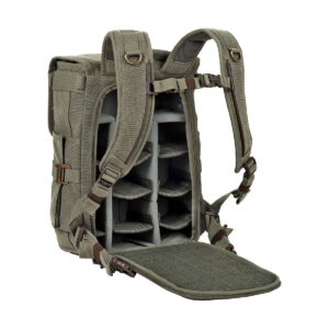 Think Tank Retrospective Backpack 15 -kamerareppu pinestone -värisessä repussa on pehmustetut olkahihnat, avoin etuläppä, jossa on useita säädettäviä lokeroita varusteiden järjestämiseen, ja ruskeat soljet.