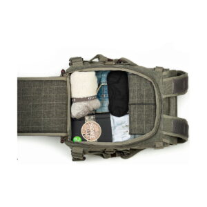 Think Tank Retrospective Backpack 15 -kamerareppu, pinestone, ylhäältä alaspäin avattuna niin, että päälokeroon on järjestetty siististi rullavaatteet, silmämaski, sukat, muistikirja ja pyöreä purkki.