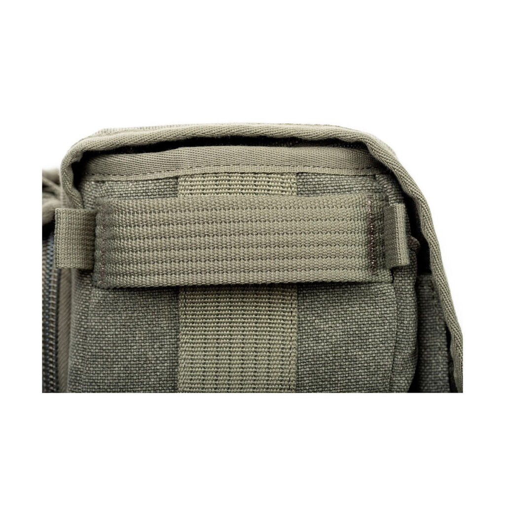 Lähikuvassa Think Tank Retrospective Backpack 15 -kamerareppu pinestone näyttää sen kestävän kankaan, vahvistetut ompeleet ja MOLLE-hihnan selässä turvallisen kiinnityksen varusteisiin tai reppuihin.