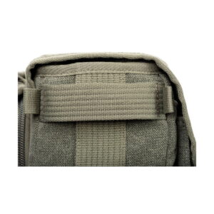 Lähikuvassa Think Tank Retrospective Backpack 15 -kamerareppu pinestone näyttää sen kestävän kankaan, vahvistetut ompeleet ja MOLLE-hihnan selässä turvallisen kiinnityksen varusteisiin tai reppuihin.