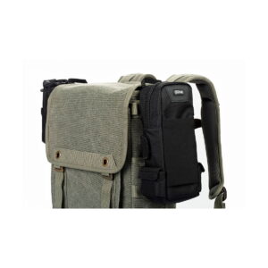 Lähikuva Think Tank Retrospective Backpack 15 -kamerareppu pinestone -värissä, jossa näkyy sen kangasmalli, jossa on läppäsuljenta ja ylimääräiset mustat pussit olkahihnoissa lisävarastointia varten.