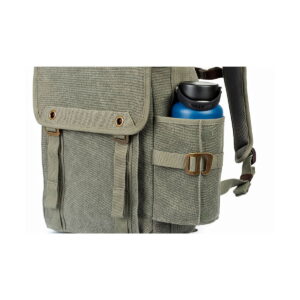 Pinestone Think Tank Retrospective Backpack 15 -reppu, jossa on etuläppä, kaksi hihnataskua ja sivutasku, jossa on sininen vesipullo mustalla kannella.