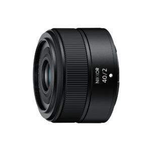 Nikon Nikkor Z 40mm f/2 -objektiivi näkyy mustana valkoista taustaa vasten, hieman vasemmalle suunnattuna. Objektiivissa on kuvioidut renkaat tarkkaa tarkennusta ja ohjausta varten.