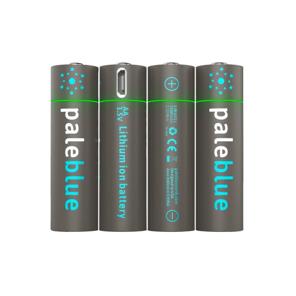 pale_blue_aa Neljä vaaleansinistä ladattavaa AA-li-ioniparistoa on pystysuorassa rivissä, ja jokaisessa on tuotemerkki, tekniset tiedot ja mikro-USB-latausportti.