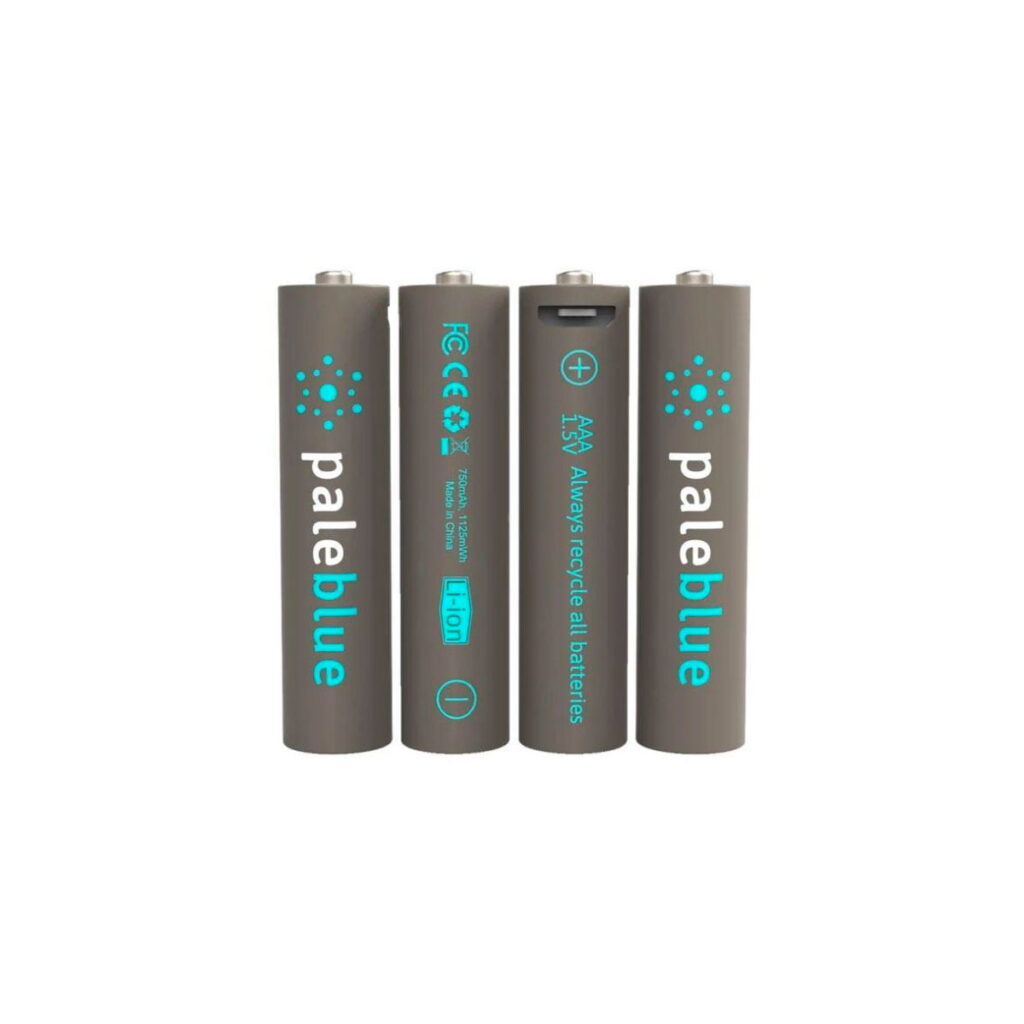 pale_blue_aaa Neljä harmaata Pale Blue Li-Ion Rechargeable AAA -paristoa seisoo pystyssä, ja jokaisessa on valkoinen ja sininen merkintä "paleblue", ja niissä on vaaleansiniset kuvakkeet, joissa näkyy kierrätystietoja ja litiumioni-teknologia.