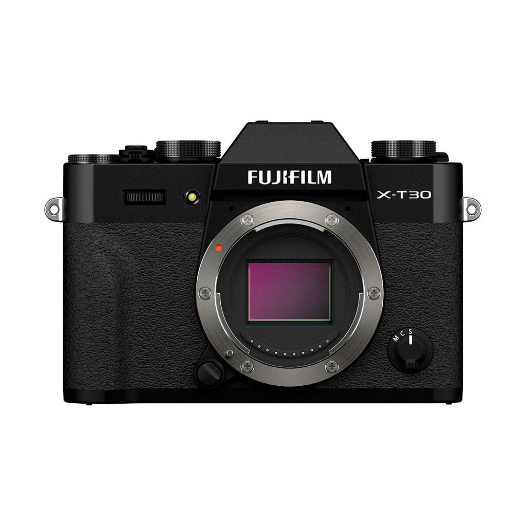 Fujifilm_X-T30_II_001 Fujifilm X-T30 II Musta -digitaalikameran mustan rungon etukuva ilman objektiivia, jossa näkyy kenno, kahva ja säätimet valkoista taustaa vasten.
