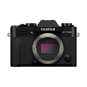Fujifilm_X-T30_II_001 Fujifilm X-T30 II Musta -digitaalikameran mustan rungon etukuva ilman objektiivia, jossa näkyy kenno, kahva ja säätimet valkoista taustaa vasten.
