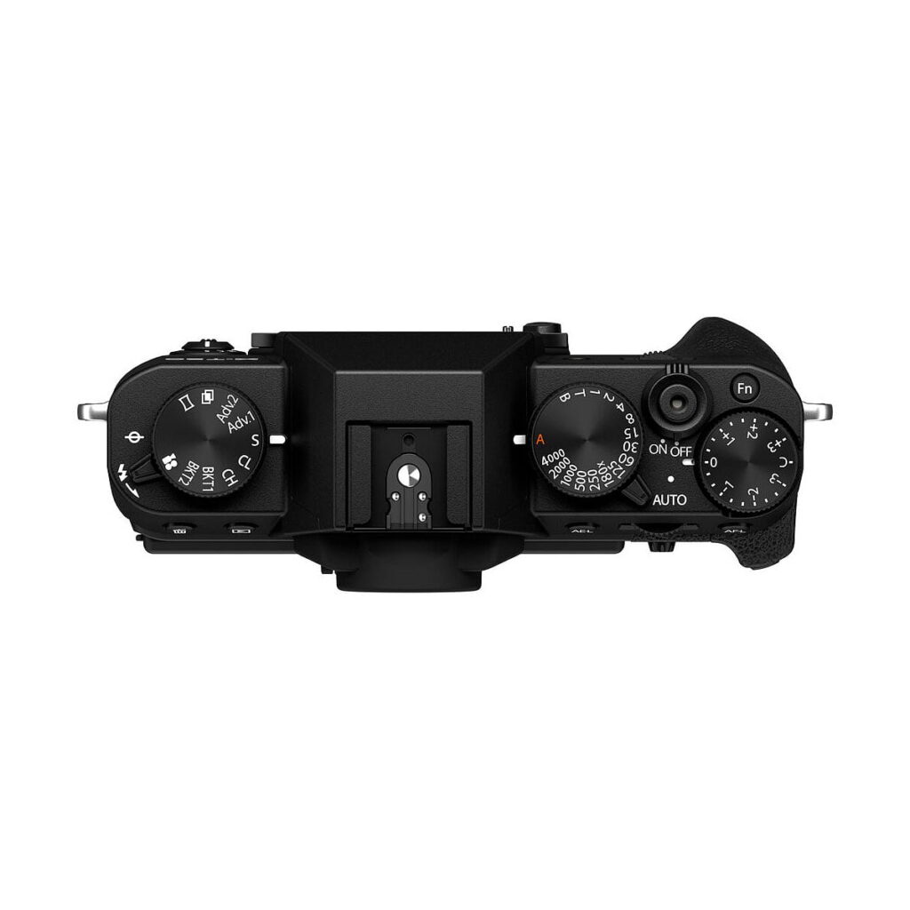 Fujifilm_X-T30_II_003 Fujifilm X-T30 II Musta musta kamerarunko ylhäältä kuvattuna, jossa näkyvät säätimet, suljinpainike, kuumakenkäkiinnitys ja kuvioitu oikeanpuoleinen kahva. Toimintatilan ja valotuksen kompensoinnin säätimet ovat selvästi näkyvissä.