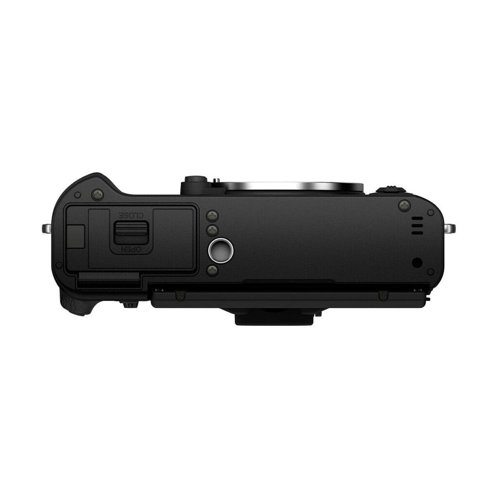 Fujifilm_X-T30_II_004 Fujifilm X-T30 II Musta -digitaalikameran rungon ylhäältä katsottuna, jossa on objektiivin kiinnitys, akkulokero sekä erilaisia painikkeita ja säätimiä.