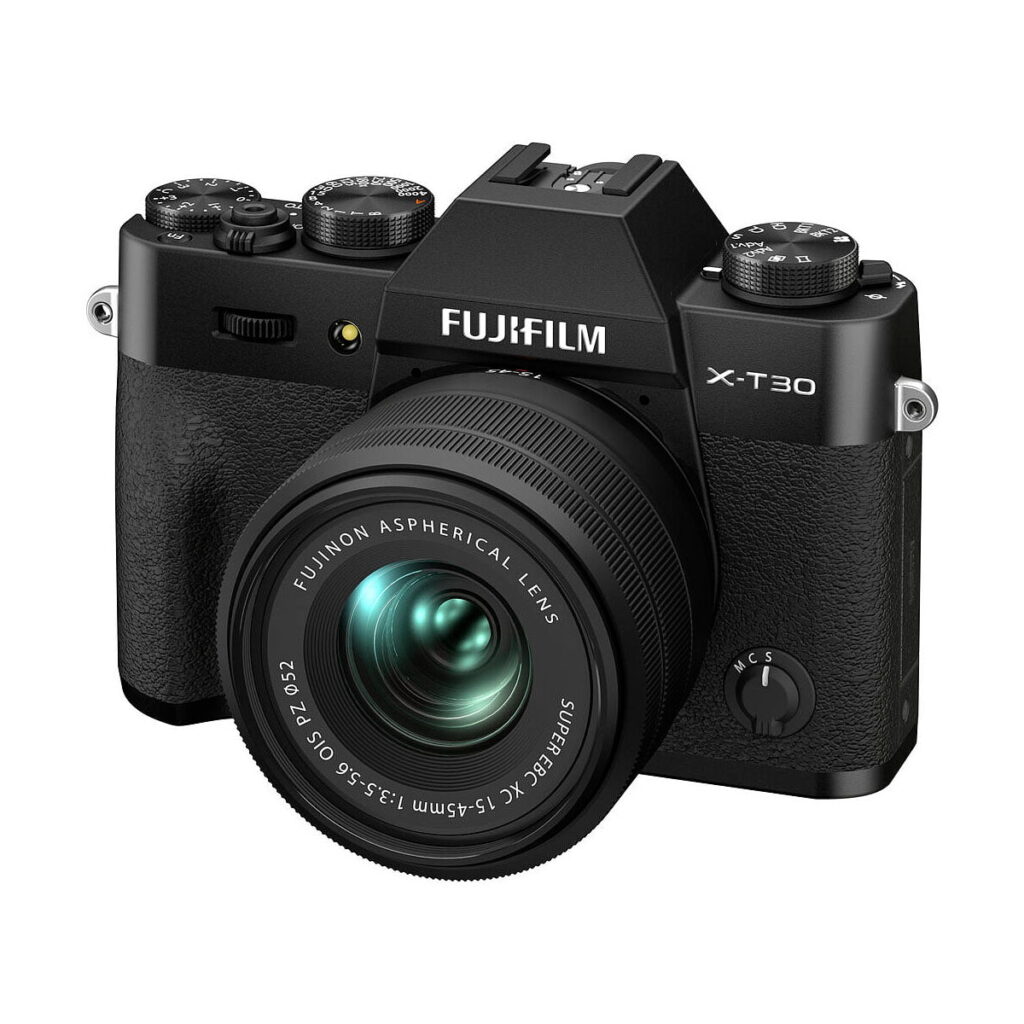 Fujifilm_X-T30_II_006 Fujifilm X-T30 II Musta -digitaalikamera näkyy vinossa valkoisella taustalla, ja sen asfäärinen linssi, useat valintakiekot ja näkyvä kahva korostuvat.