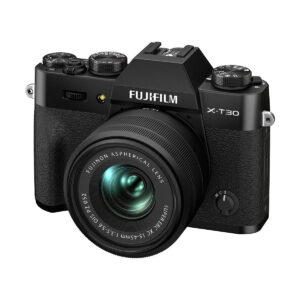 Fujifilm_X-T30_II_006 Fujifilm X-T30 II Musta -digitaalikamera näkyy vinossa valkoisella taustalla, ja sen asfäärinen linssi, useat valintakiekot ja näkyvä kahva korostuvat.