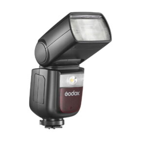Musta Godox Ving V860 III TTL-salama Panasonic/Olympus-kameroille, jossa on kallistettava pää, suorakaiteen muotoinen salamapaneeli ja Godoxin logo etupuolella valkoista taustaa vasten.