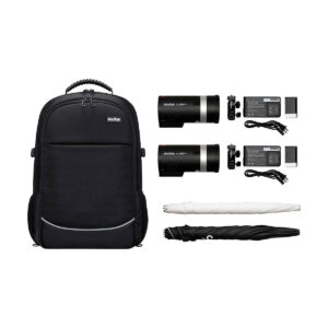 Godox_AD300_Outdoor_2-FLASH_Kit Godox AD300 Pro Outdoor 2-Flash Kit sisältää mustan repun, kaksi AD300 Pro -salamalaitetta, laturit akkuineen ja virtajohtoineen sekä yhden valkoisen ja yhden mustan taitetun sateenvarjon valkoisella pohjalla.
