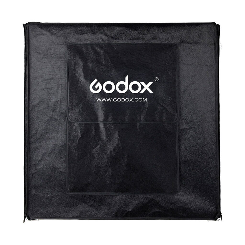 Godox_LST40_003 Musta, neliön muotoinen Godox LST40 - Kuvausteltta -kantolaukku, joka on valmistettu kuvioidusta materiaalista, jossa on etutasku, sivuvetoketju ja valkoinen Godoxin logo ja verkkosivusto painettuna etupuolelle.