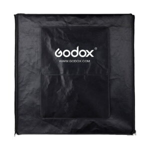 Godox_LST40_003 Musta, neliön muotoinen Godox LST40 - Kuvausteltta -kantolaukku, joka on valmistettu kuvioidusta materiaalista, jossa on etutasku, sivuvetoketju ja valkoinen Godoxin logo ja verkkosivusto painettuna etupuolelle.