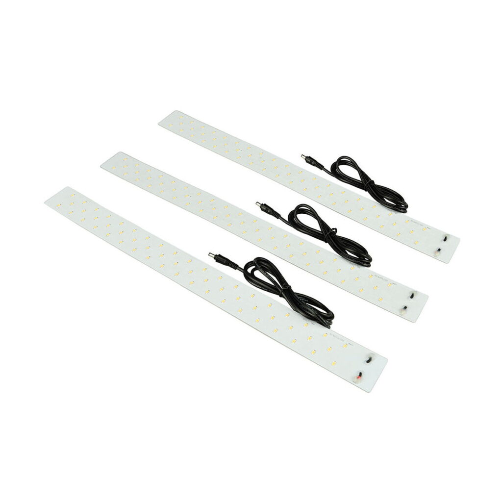 Godox_LST40_015 Kolme Godox LST40 - Kuvausteltta valkoista suorakulmaista LED-valonauhaa, joissa on useita pieniä keltaisia polttimoita ja mustat virtajohdot, näkyy valkoisella pohjalla.