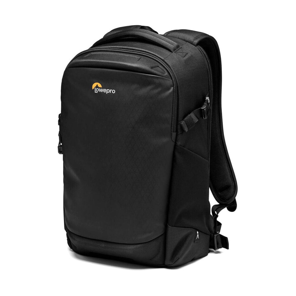 Lowepro_Flipside_300_AW_III-Musta_002 Lowepro Flipside 300 AW III -kamerareppu, musta, jossa on pehmustetut hihnat, yläkahva ja vetoketjullinen etutasku, kuvassa pystyssä valkoisella pohjalla.