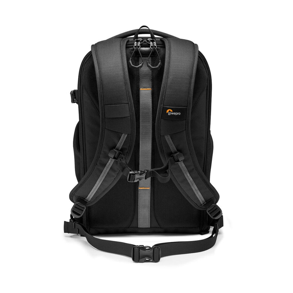 Lowepro_Flipside_300_AW_III-Musta_003 Lowepro Flipside 300 AW III -kamerareppu, musta, näkyy selästä pehmustetuilla olkahihnoilla, rintaremmillä, vyötäröhihnalla ja hienovaraisella Lowepro-logolla vasemmassa hihnassa - suunniteltu mukavaan, ergonomiseen kantamiseen ja järjestettyyn varustukseen.