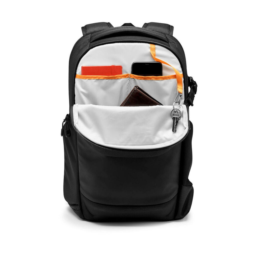 Lowepro_Flipside_300_AW_III-Musta_004 Lowepro Flipside 300 AW III -kamerareppu, musta, sisältää vetoketjuttoman etutaskun, jossa on järjestetyt lokerot punaiselle kannettavalle tietokoneelle, älypuhelimelle, ruskealle lompakolle ja avaimille avaimenperässä.